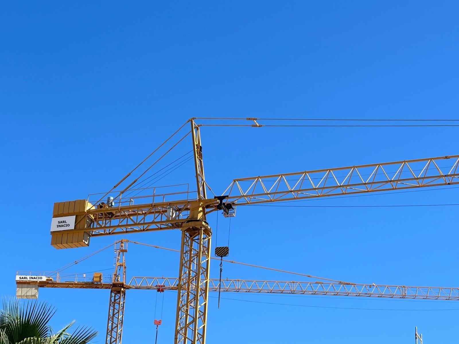 Grúa torre en obra de construcción